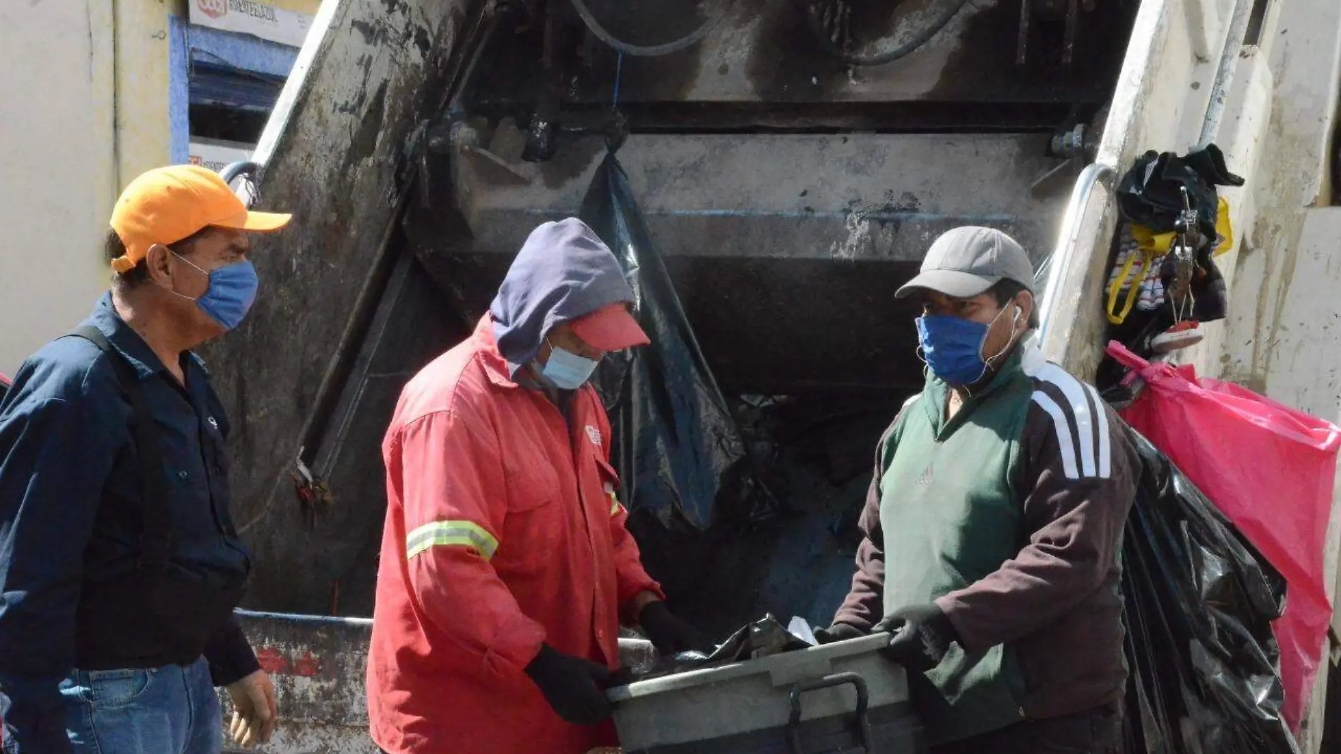 Descartan despidos de trabajadores sindicalizados.  Foto Luis Lu_vanos  El Sol de San Juan del R_o.